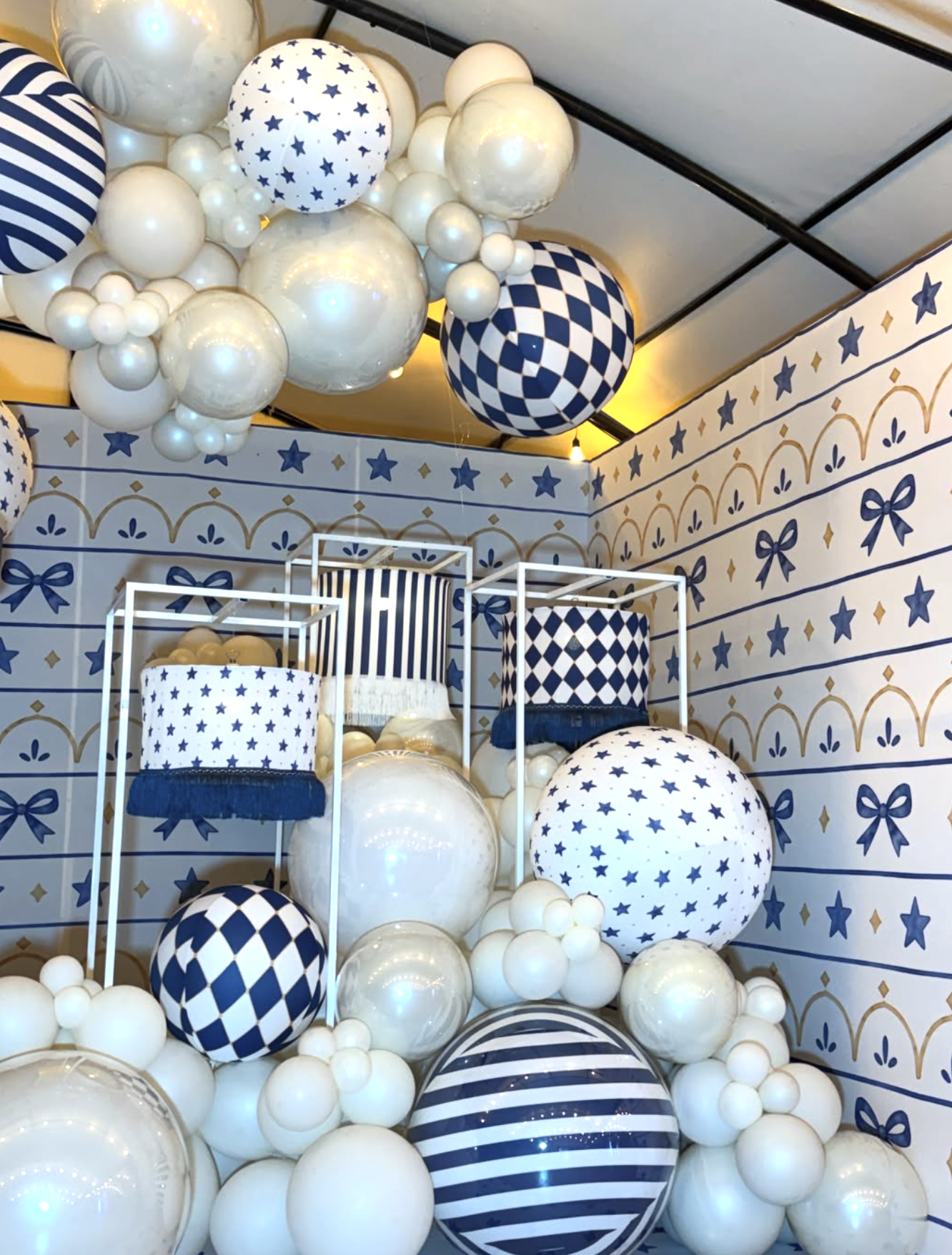 Mesa em tons de verde e dourado — imagem ilustrativa de decoração