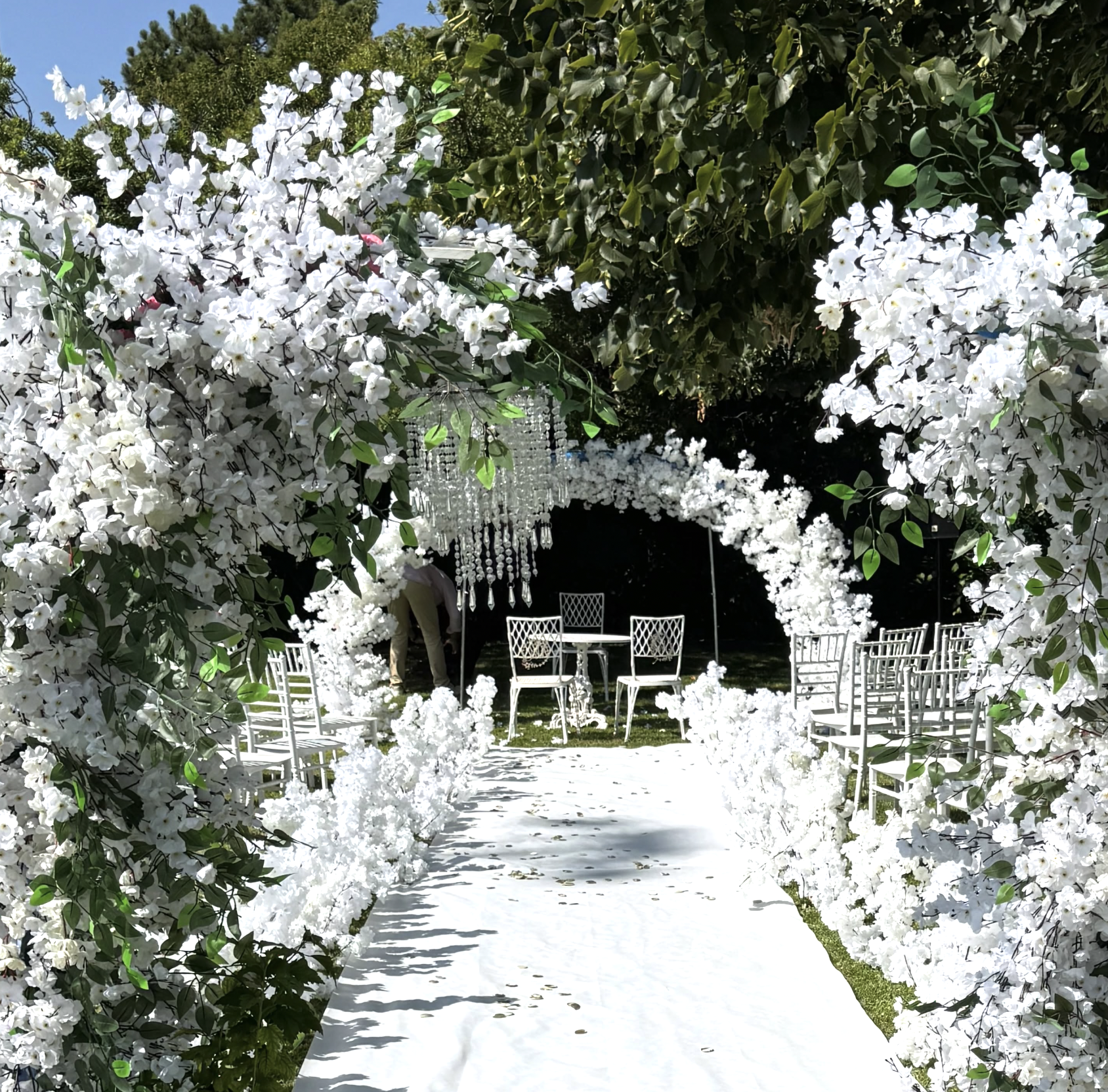 Arco de flores brancas — imagem ilustrativa de decoração